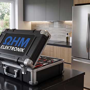Werkzeugkoffer, auf dem das Ohm Elektronik Logo zu sehen ist, auf einem Tisch vor einem Kühlschrank