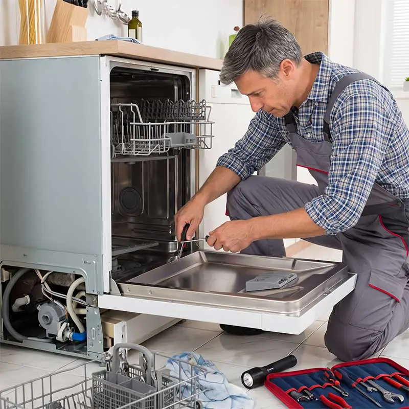 Techniker bei der Reparatur eines Geschirrspülers