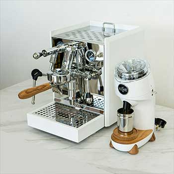 Siebträgerkaffeemaschine neben einer Kaffeemühle